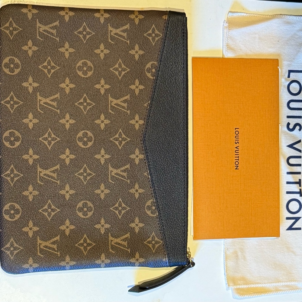 NWT Louis Vuitton Brown & Black Monogram Daily Pouch*IN ORIGINAL BOX NEVER USED*
